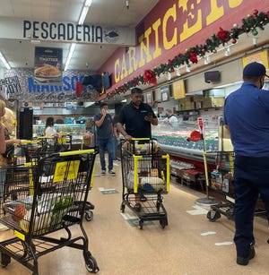 Unas personas hacen sus compras para el Día de acción de Gracias el 22 de noviembre en un supermercado de Los Ángeles, California.