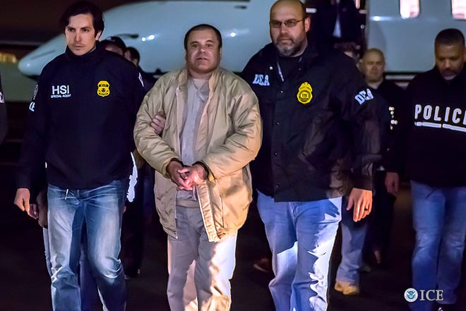 ARCHIVO -- Joaquín ‘El Chapo’ Guzmán durante su extradición a Estados Unidos en enero del 2017.