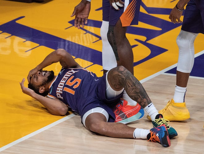 Cameron Payne, de los Suns de Phoenix, se lamenta tras un golpe durante el partido de la NBA que enfrentó a Los Ángeles Lakers contra los Suns de Phoenix en el Staples Center en Los Ángeles, Estados Unidos, este martes.