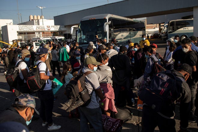 Vista de la caravana de migrantes centroamericanos a la espera de abordar los autobuses que los trasladarán a ciudades del norte del país hoy, en Ciudad de México (México).