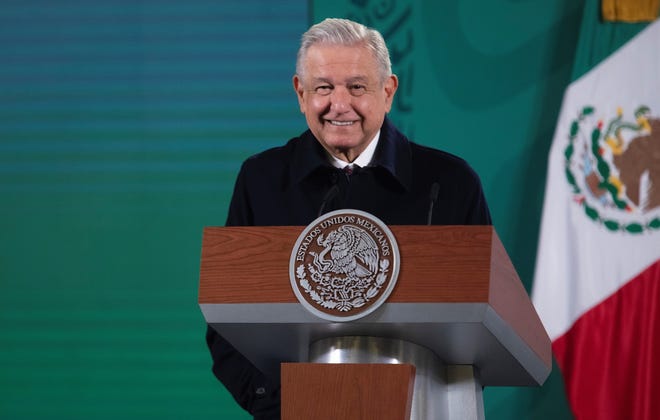 Fotografía cedida por la presidencia de México, del mandatario mexicano, Andrés Manuel López Obrador, durante una rueda de prensa en Palacio Nacional hoy, en Ciudad de México (México).