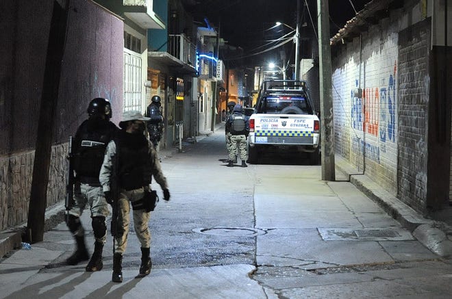 Fotografía cedida hoy por OEM Noticias Vespertinas, de personal de la Guardia Nacional (GN) y policía estatal en resguardo de la zona donde se cometió un crimen la noche de ayer martes, en la ciudad de Silao, estado de Guanajuato (México).