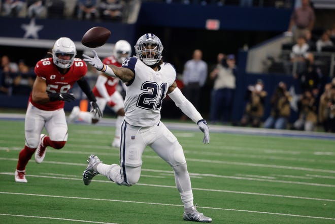 Dallas Cowboys running back Ezekiel Elliott (21) reaches to catch a pass against the Arizona Cardinals during the first half of an NFL football game Sunday, Jan. 2, 2022, in Arlington, Texas. (AP Photo/Michael Ainsworth)
