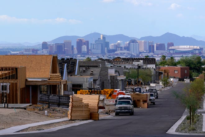 Con el horizonte del centro de la ciudad al fondo, una nueva urbanización se suma a la expansión urbana que sigue creciendo, el jueves 12 de agosto de 2021, en Phoenix. Según los datos publicados el jueves por la Oficina del Censo de EE.UU., Phoenix fue la gran ciudad que más creció en Estados Unidos entre 2010 y 2020, ya que añadió 163.000 residentes más.