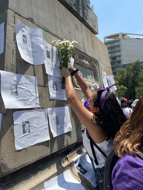 En su recorrido , la mujeres exigieron justicia, pegando fotografías de mujeres desparecidas y asesinadas de las que tienen registro en sus colectivos.