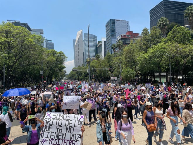 Alrededor de mil 500 mujeres marcharon en la Ciudad de México en contra de los feminicidios y desapariciones.
