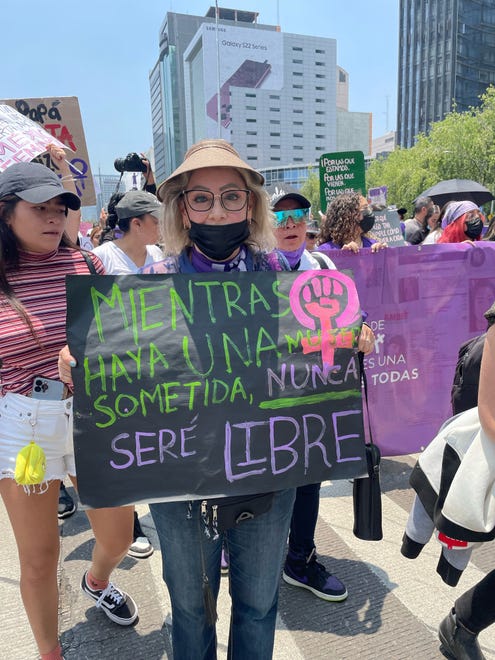 En paz, pero con enojo y dolor, cientos de mujeres protestan en México, por que la violencia y falta de seguridad que sufren.