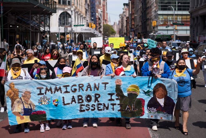 Inmigrantes marchan durante celebración de Labor Day en EEUU.