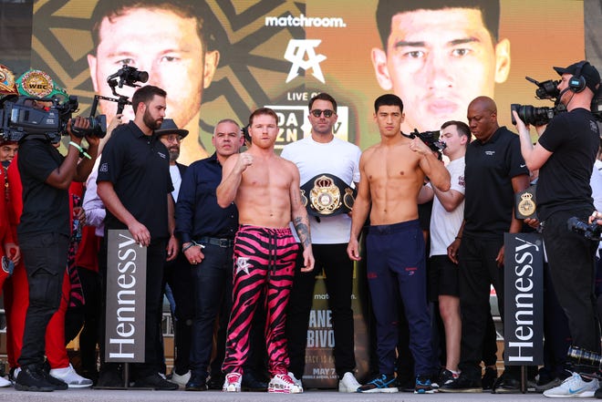 Fotografía cedida por Matchroom donde aparece el boxeador mexicano Saúl 'Canelo' Álvarez (c-i) y el ruso Dmitry Bivol (c-d) mientras posan durante la sesión de pesaje en el T-Mobile Arena en Las Vegas, Nevada.