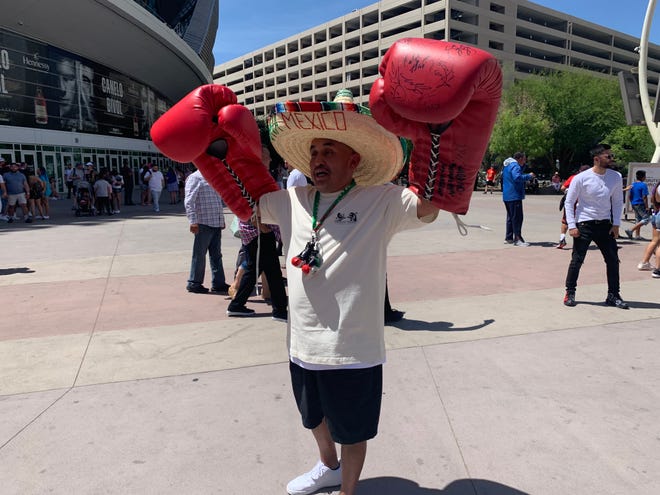 Ambiente que se vivió durante el pesaje, previo a la pelea de campeonato mundial semi completo entre el mexicano Saúl Canelo Álvarez y el ruso Dimitry Bivol, en la plaza Toshiba a las afuera del T-Mobile Arena, en Las Vegas, Nevada, el 6 de mayo de 2022.