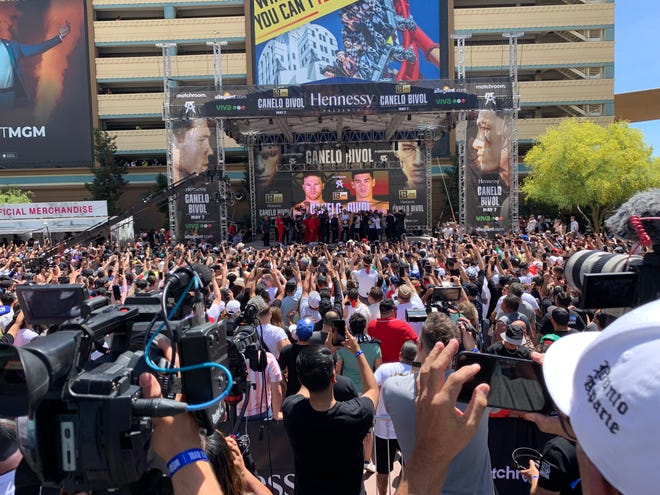 Ambiente que se vivió durante el pesaje, previo a la pelea de campeonato mundial semi completo entre el mexicano Saúl Canelo Álvarez y el ruso Dimitry Bivol, en la plaza Toshiba a las afuera del T-Mobile Arena, en Las Vegas, Nevada, el 6 de mayo de 2022.