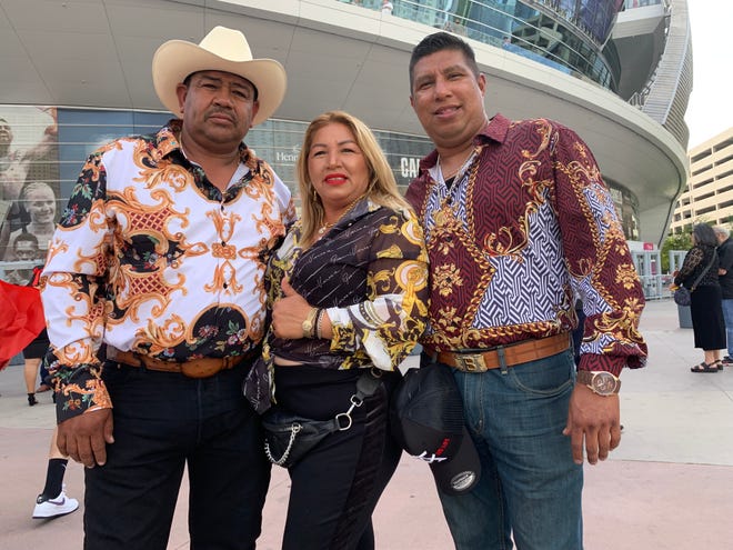 Con banderas, sombreros y paliacates de México, Gente de varios estados de EEUU y de México se dieron cita en la T-Mobile Arena, para apoyar a Saúl Canelo Álvarez en su pelea ante el Ruso Dimitry Bivol, el 7 de mayo del 2022 en Las Vegas, Nevada.