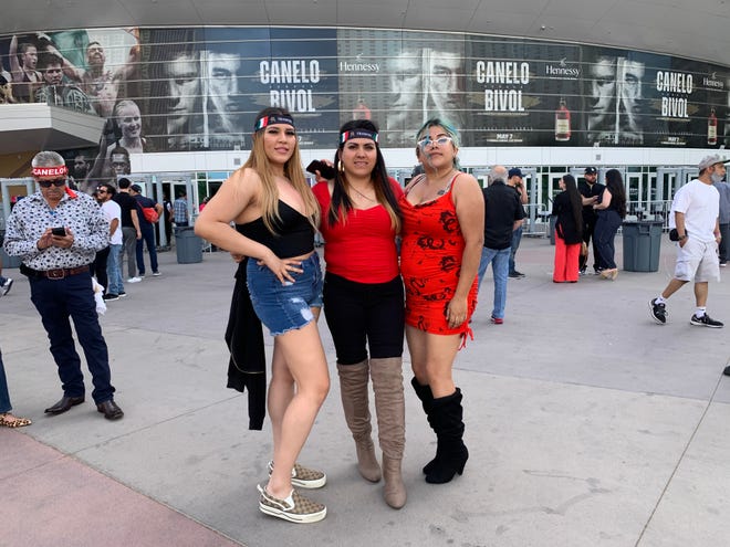Con banderas, sombreros y paliacates de México, Gente de varios estados de EEUU y de México se dieron cita en la T-Mobile Arena, para apoyar a Saúl Canelo Álvarez en su pelea ante el Ruso Dimitry Bivol, el 7 de mayo del 2022 en Las Vegas, Nevada.