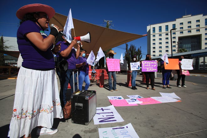 Madres y familiares de desaparecidos protestan hoy, frente a las instalaciones del Hospital Estatal de la Mujer, en Ciudad Juárez, estado de Chihuahua (México).