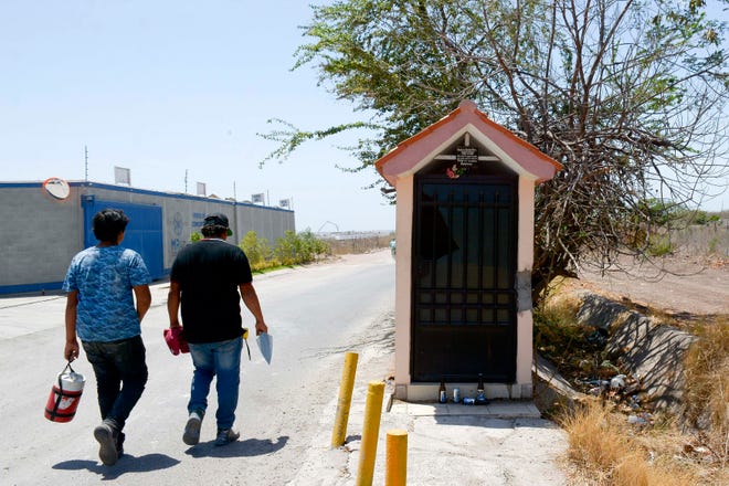 Personas caminan hoy junto a un cenotafio erigido en memoria del cantante Chalino Sánchez, el 15 de mayo de 2022 en la ciudad de Culiacán, estado de Sinaloa (México).