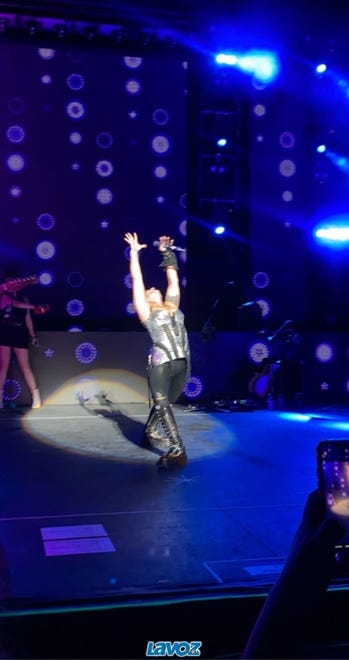 Las divas del rock-pop mexicano Alejandra Guzmán y Paulina Rubio pusieron a cantar y a bailar a sus fans de Phoenix al presentar su espectáculo “Perrísimas US Tour 2022” en el Arizona Federal Theatre el 18 de mayo del 2022.