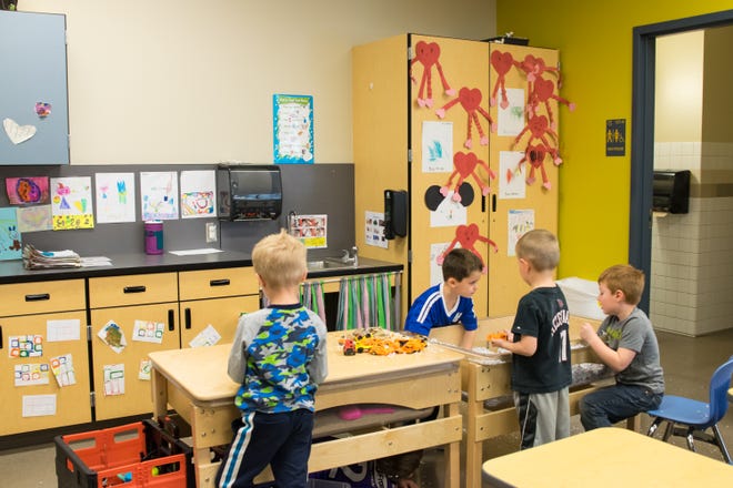 Los estudiantes juegan en la clase de prejardín de infantes de Susie Markosian en el Centro de Desarrollo de la Primera Infancia Sue Sossaman en Queen Creek, Arizona, el 15 de febrero de 2017.