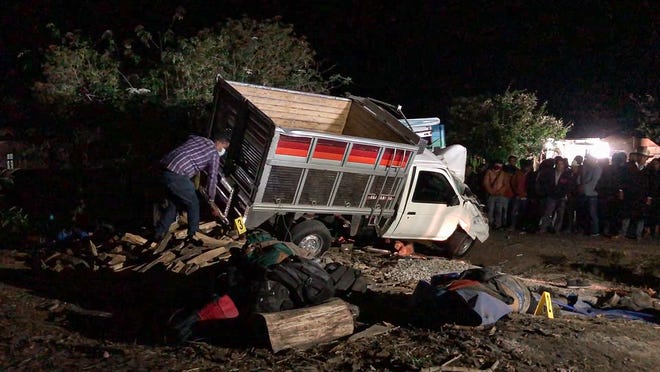Vista del accidente carretero la madrugada de este domingo, donde perdieron la vida migrantes en la carretera que comunica a San Juan Chamula- Ixtapa, en el estado de Chiapas.