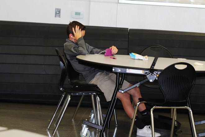 Imagen de archivo que muestra un alumno escuchando música en SLAM, una academia "charter" que recibe alumnos de escuela intermedia y preparatoria en Henderson, ciudad aledaña a Las Vegas, Nevada.