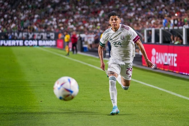 El defensa mexicano Gerardo Arteaga (24) persigue el bal ó n hacia la l í nea de gol durante el primer tiempo entre M é xico y Uruguay en el State Farm Stadium el jueves 2 de junio de 2022, en Glendale.