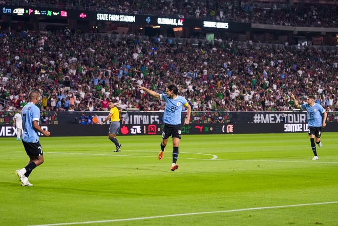 El delantero uruguayo Edison Cavani (21), en el centro, celebra la anotaci ó n del segundo gol del equipo durante el segundo tiempo entre M é xico y Uruguay en el State Farm Stadium el jueves 2 de junio de 2022, en Glendale.