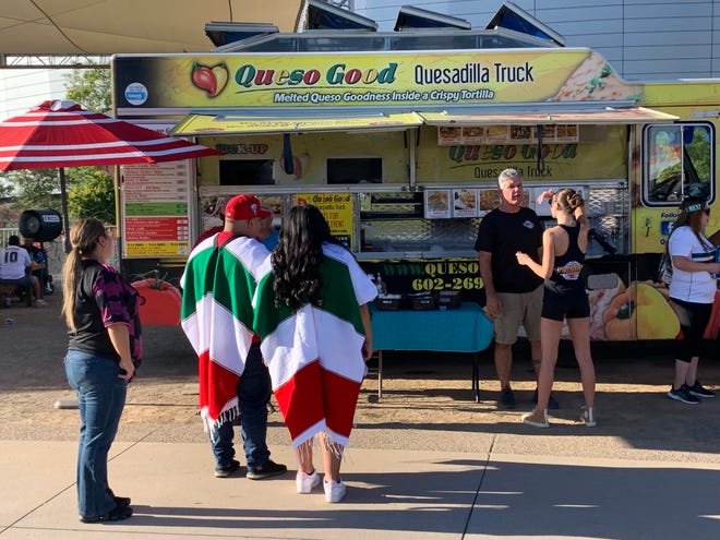 Con banderas tricolor, caras pintadas, sombreros y hasta matracas, los mexicanos asistieron al State Farm Stadium para apoyar al ‘Tri’ en su partido amistoso contra Uruguay, el 2 de junio de 2022 en Glendale, Arizona.
