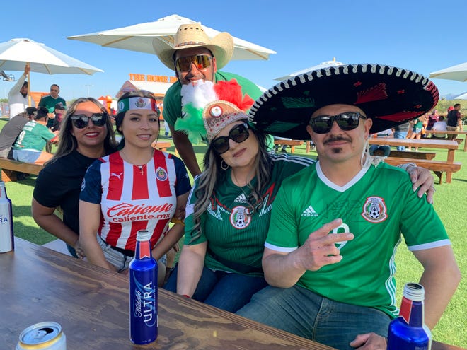 Con banderas tricolor, caras pintadas, sombreros y hasta matracas, los mexicanos asistieron al State Farm Stadium para apoyar al ‘Tri’ en su partido amistoso contra Uruguay, el 2 de junio de 2022 en Glendale, Arizona.
