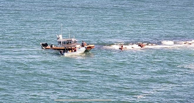 Elementos de protección civil lograron el rescate de 11 personas, luego de volcar la lancha en que viabajan el 11 de junio de 2022, en costas de la ciudad de Guaymas, Sonora (México).