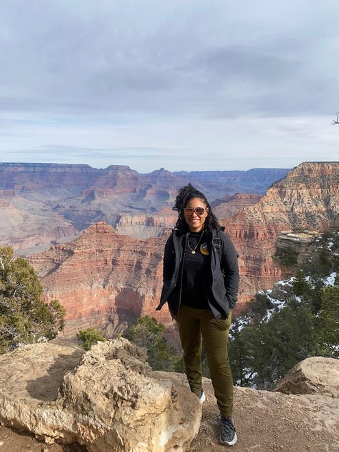 Raquel Gomez es la fundadora de Atabey Outdoors, una organización que busca llevar a niñas de comunidades diversas a espacios recreacionales de Arizona.