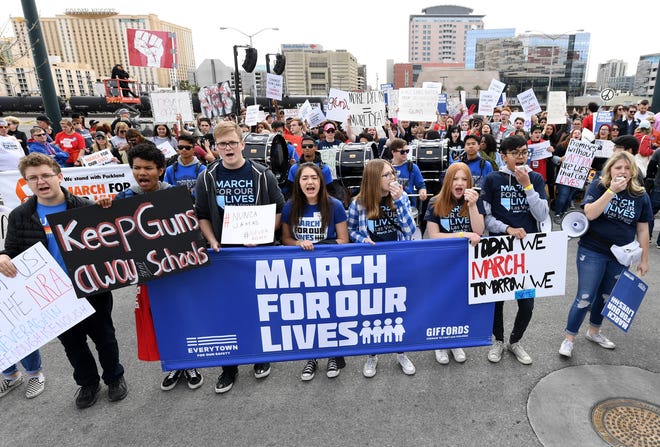 Estudiantes se preparan para liderar a los manifestantes durante la protesta de 'March For Our Lives' el 24 de marzo de 2018 en Las Vegas, Nevada.