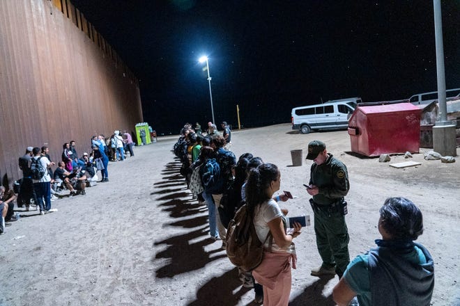 Migrantes y solicitantes de asilo son detenidos por agentes de la Patrulla Fronteriza de EEUU después de cruzar la frontera entre EEUU y México en el condado de Yuma, Arizona, cerca de la reserva de la tribu Cocopah, el 28 de julio de 2022.