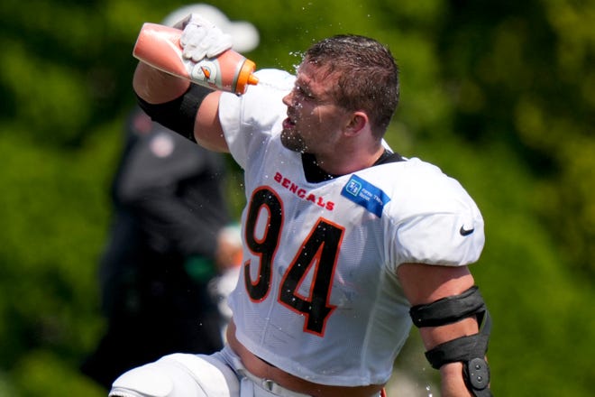 Cincinnati Bengals defensive end Sam Hubbard (94) cools off during a joint practice with the Los Angeles Rams, Wednesday, Aug. 24, 2022, at the Paycor Stadium practice fields in Cincinnati.