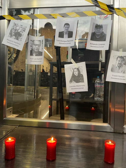 La entrada de la Fiscalía General de la República,  fue clausurada de manera simbólica, además de colocarse en ella, fotografías de los periodistas asesinados, así como veladoras.