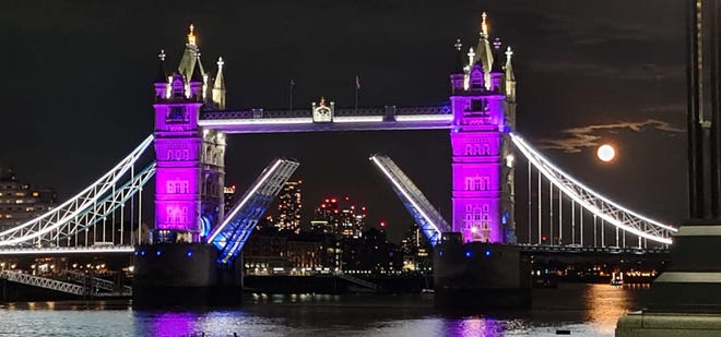 El Puente de Londres ha sido iluminado en honor a la muerte de la reina Isabel II.