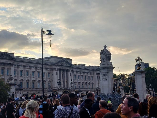 Desde que el pasado jueves se dio a conocer la muerte de Isabel II, la gente se congrega a las afueras del palacio de Buckingham para dejar sus presentes y mostrar sus condolencias.