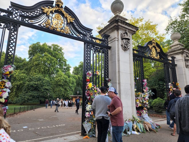 La entrada Hyde Park (parque frente a palacio de  Buckingham), luce también con flores.