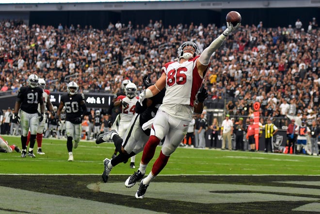 Arizona Cardinals tight end Zach Ertz (86) misses a catch attempt in the end zone during the second half of an NFL football game against the Las Vegas Raiders Sunday, Sept. 18, 2022, in Las Vegas.