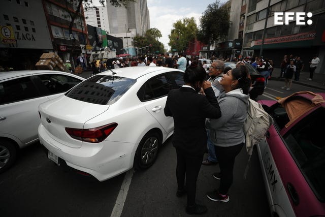 Personas permanecen en las calles hoy, después de activarse la alerta sísmica en la Ciudad de México (México).