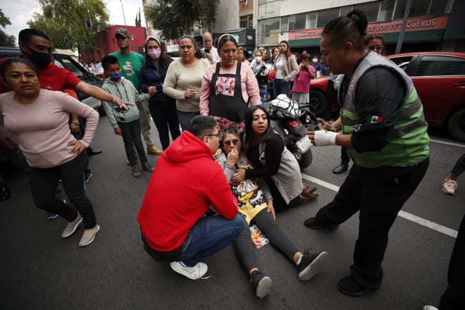 Personas permanecen en las calles hoy, después de activarse la alerta sísmica en la Ciudad de México (México) .