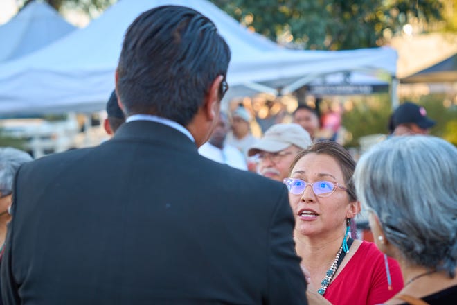Sheila López habla con el presidente de la Nación Navajo, Jonathan Nez, durante el Festival de Phoenix del Día de los Pueblos Indígenas en el centro de Phoenix el lunes 10 de octubre de 2022.