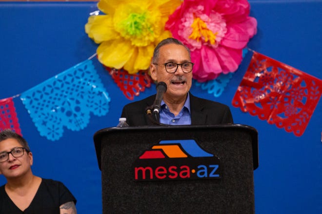 El concejal de Mesa, David Luna, hablando en un evento de la ciudad para revelar el letrero honorario de la calle "Calle César Chávez" el 11 de octubre.