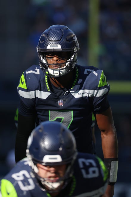 SEATTLE, WASHINGTON - OCTOBER 16: Geno Smith #7 of the Seattle Seahawks lines up against the Arizona Cardinals during the third quarter at Lumen Field on October 16, 2022 in Seattle, Washington. (Photo by Tom Hauck/Getty Images)