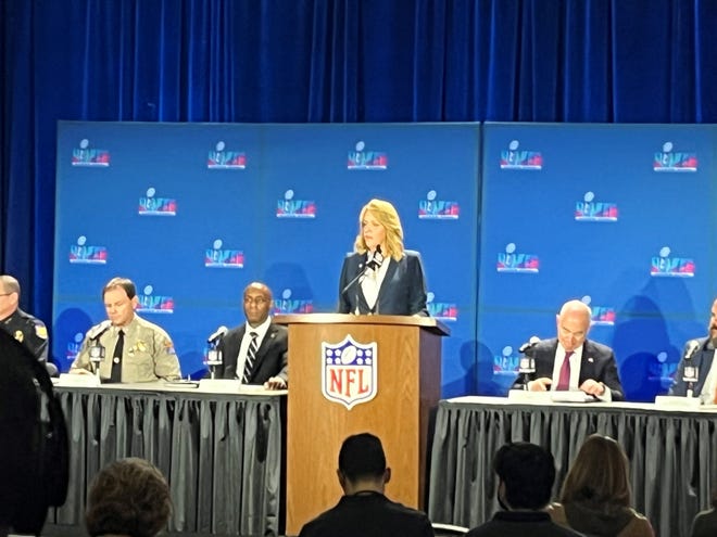 Cathy Lanier, directora de seguridad de la NFL, responde preguntas de reporteros durante una conferencia de prensa sobre la medidas de seguridad planeadas para el Super Bowl, el 7 de febrero de 2023.